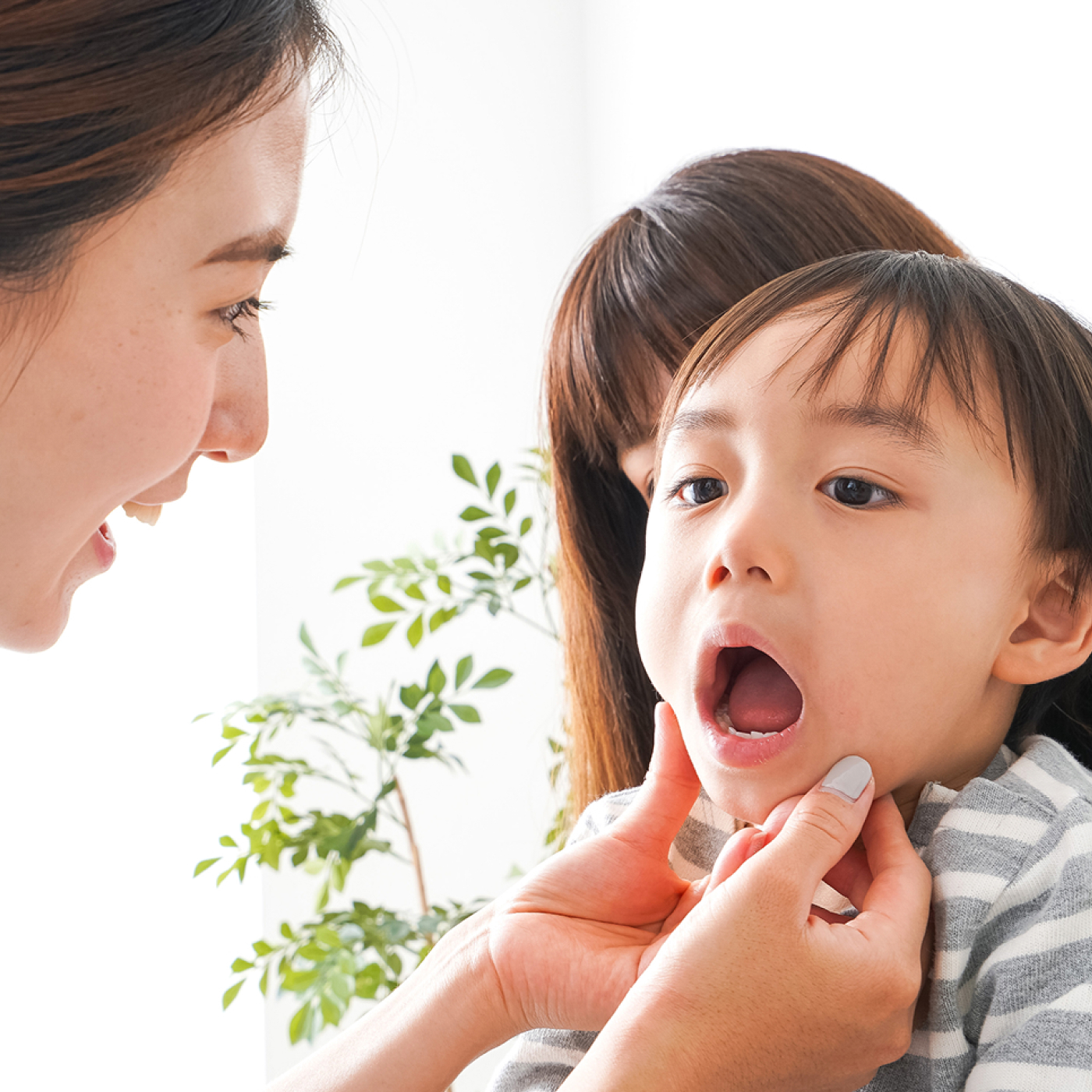 子供の患者を診察している様子の写真